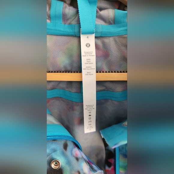 Lululemon Seawheeze Rain Chaser Jacket, size 4 - Picture 4 of 14